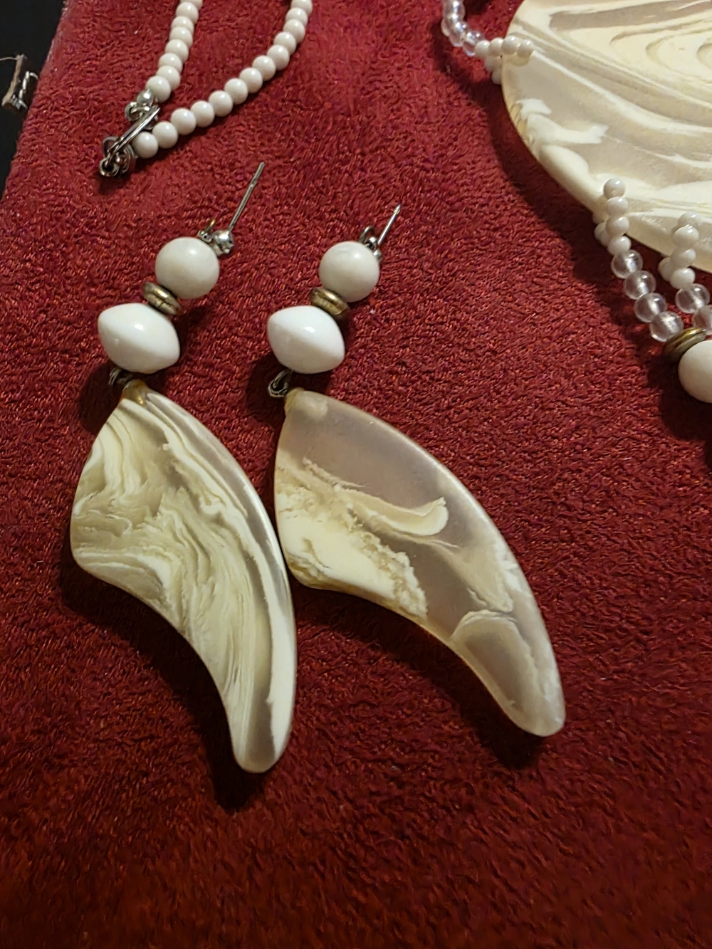 VTG 1980s Carol Dauplaise Swirled Lucite Faux Shell Necklace & Earrings Set - Picture 4 of 6